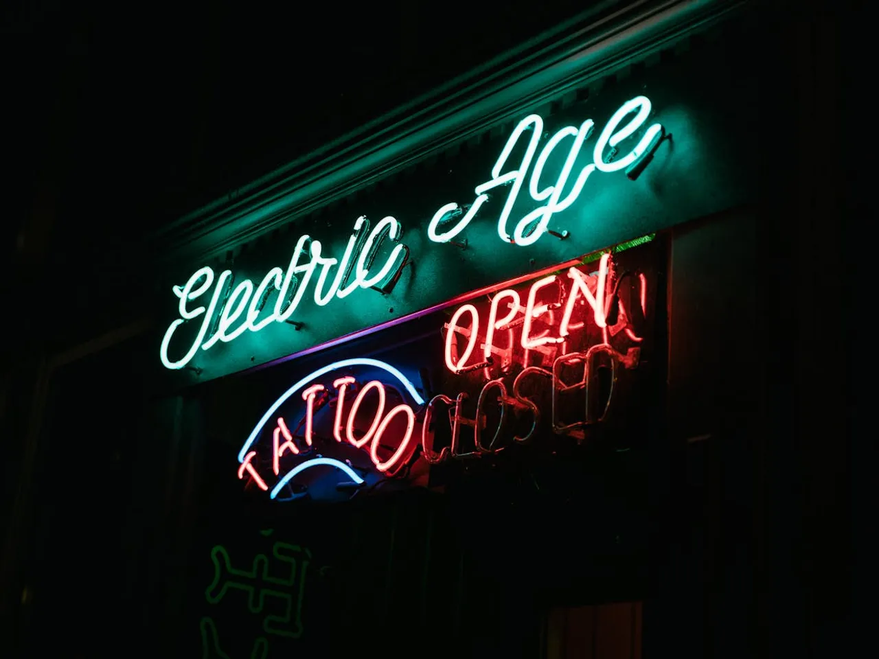 Neon LED uygulama örneği — Cephe neon tabela